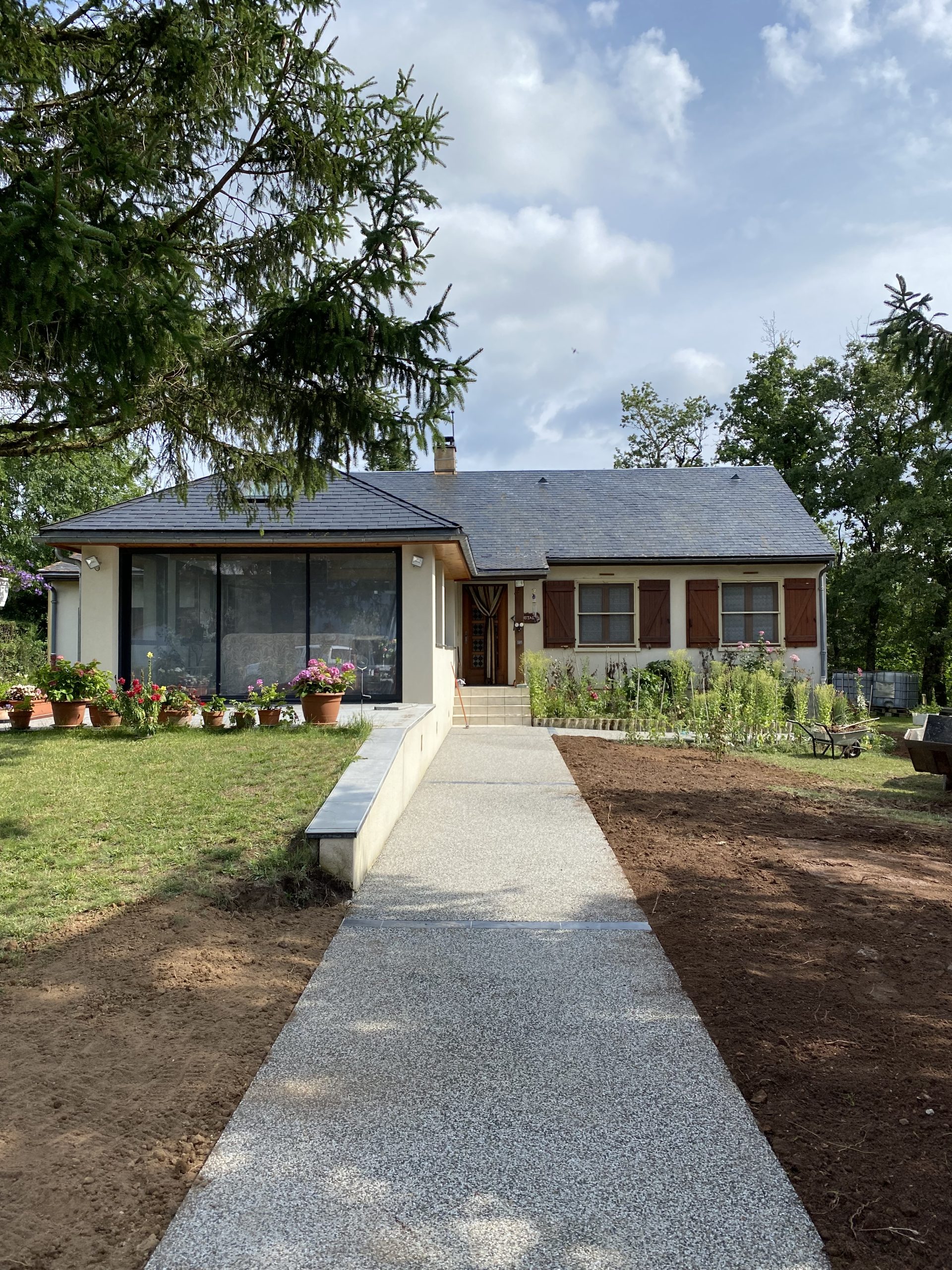 Extension d'une maison et construction d'une allée en béton désactivé à Palangeoles réalisée par Ferrie Maçonnerie