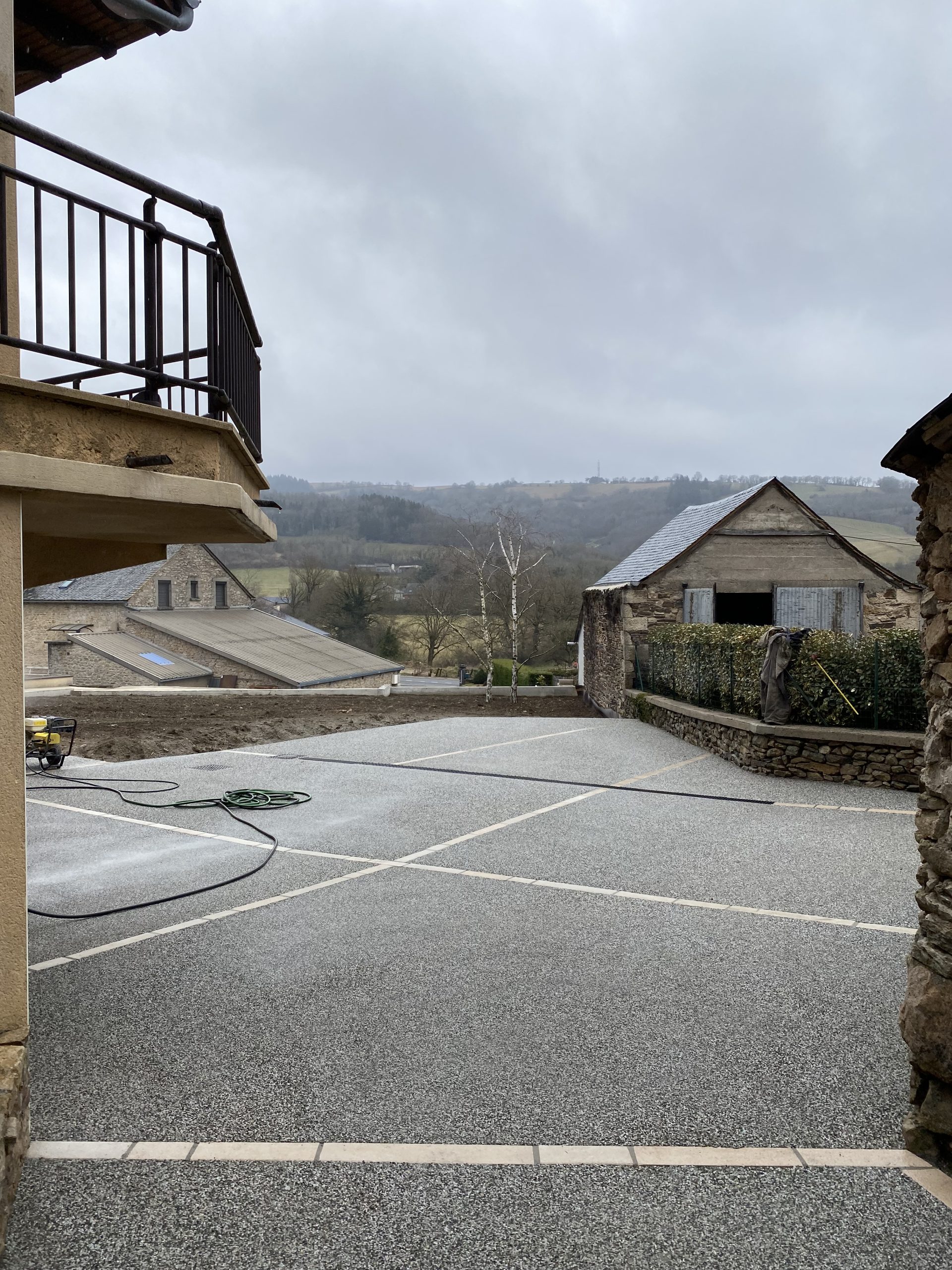 Aménagement extérieur en béton désactivée à Agen d'Aveyron réalisé par Ferrie Maçonnerie