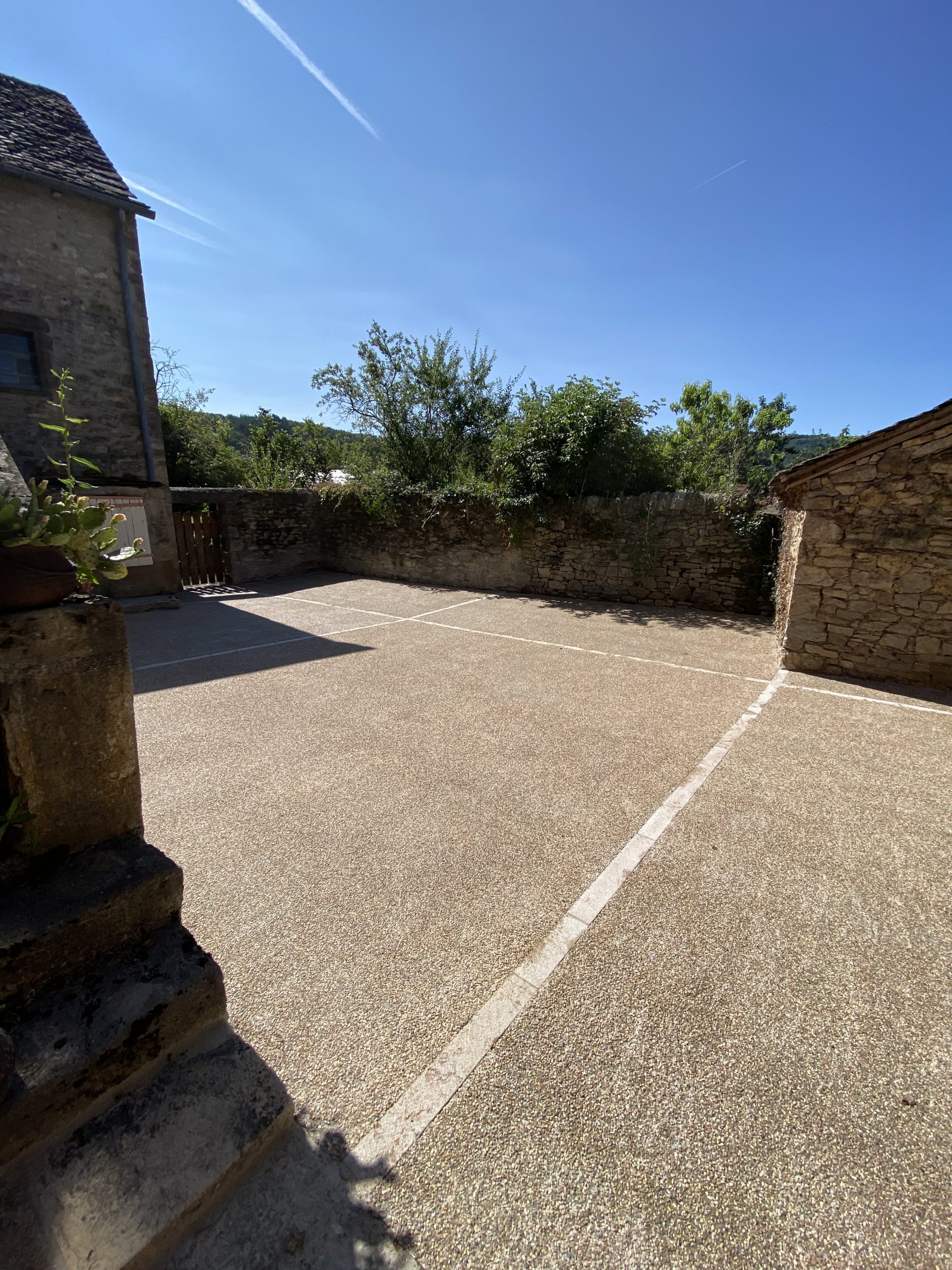 Cour en béton désactivé -Agen d'Aveyron