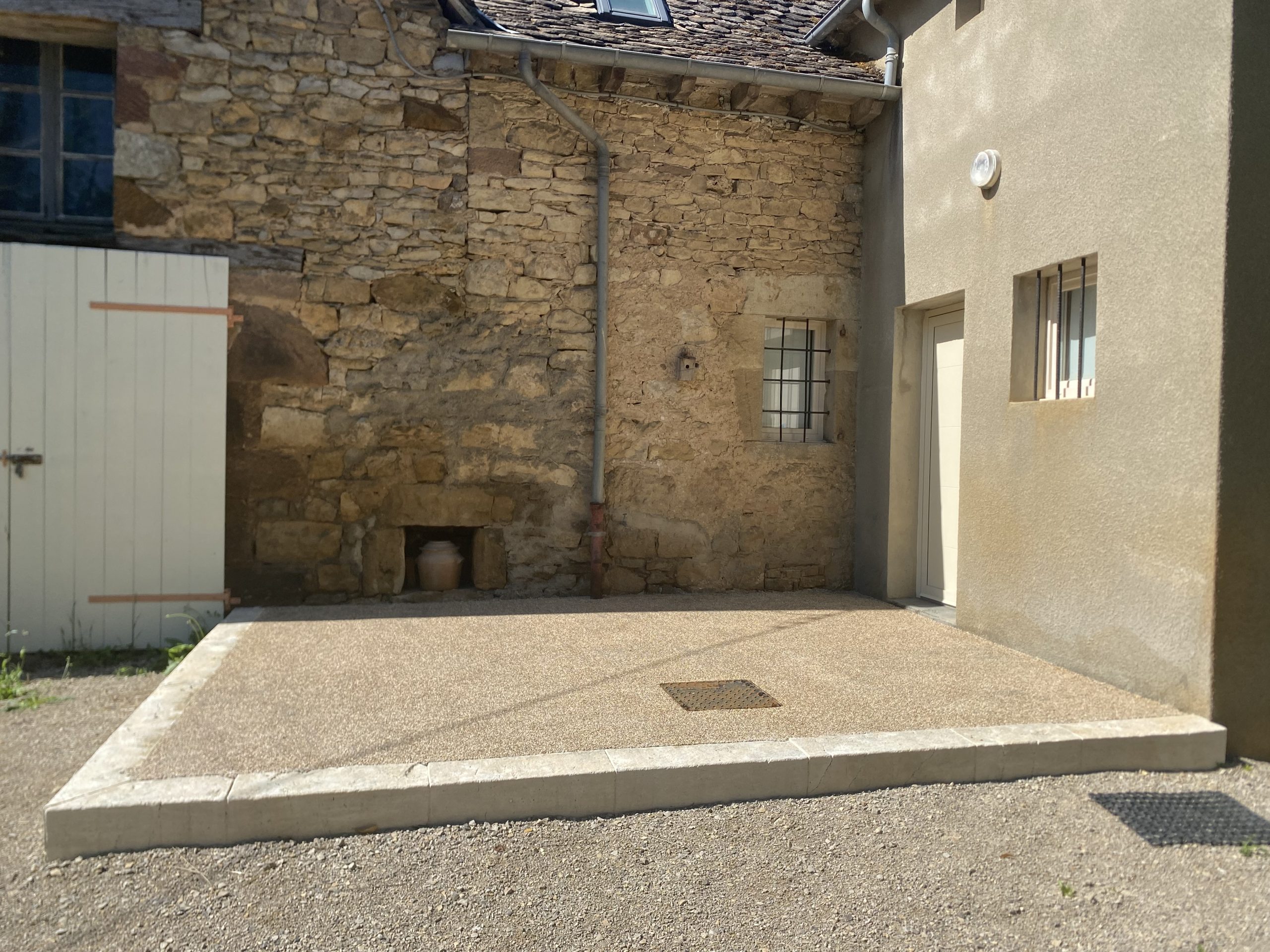 Accès maison en béton désactivé avec marche en pierre à Agen d'Aveyron 