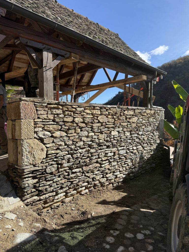 Construction d'un mur en pierre sèche à Conques réalisée par Ferrie Maçonnerie