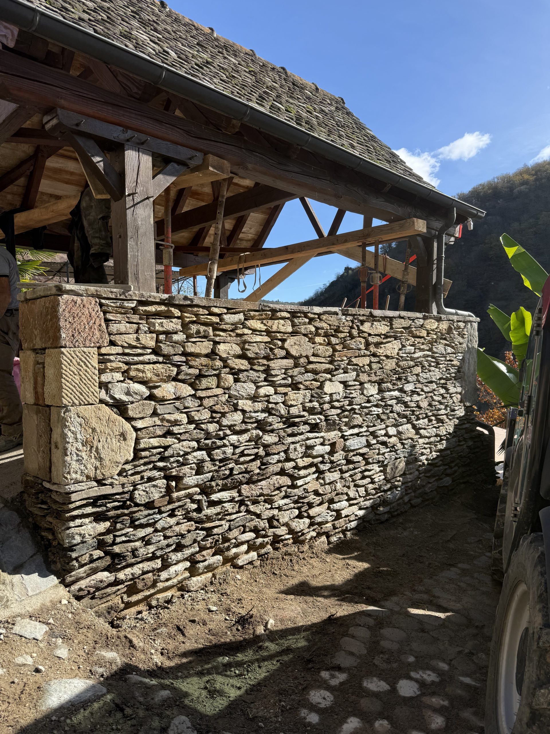 Construction d'un mur en pierre sèche à Conques réalisée par Ferrie Maçonnerie